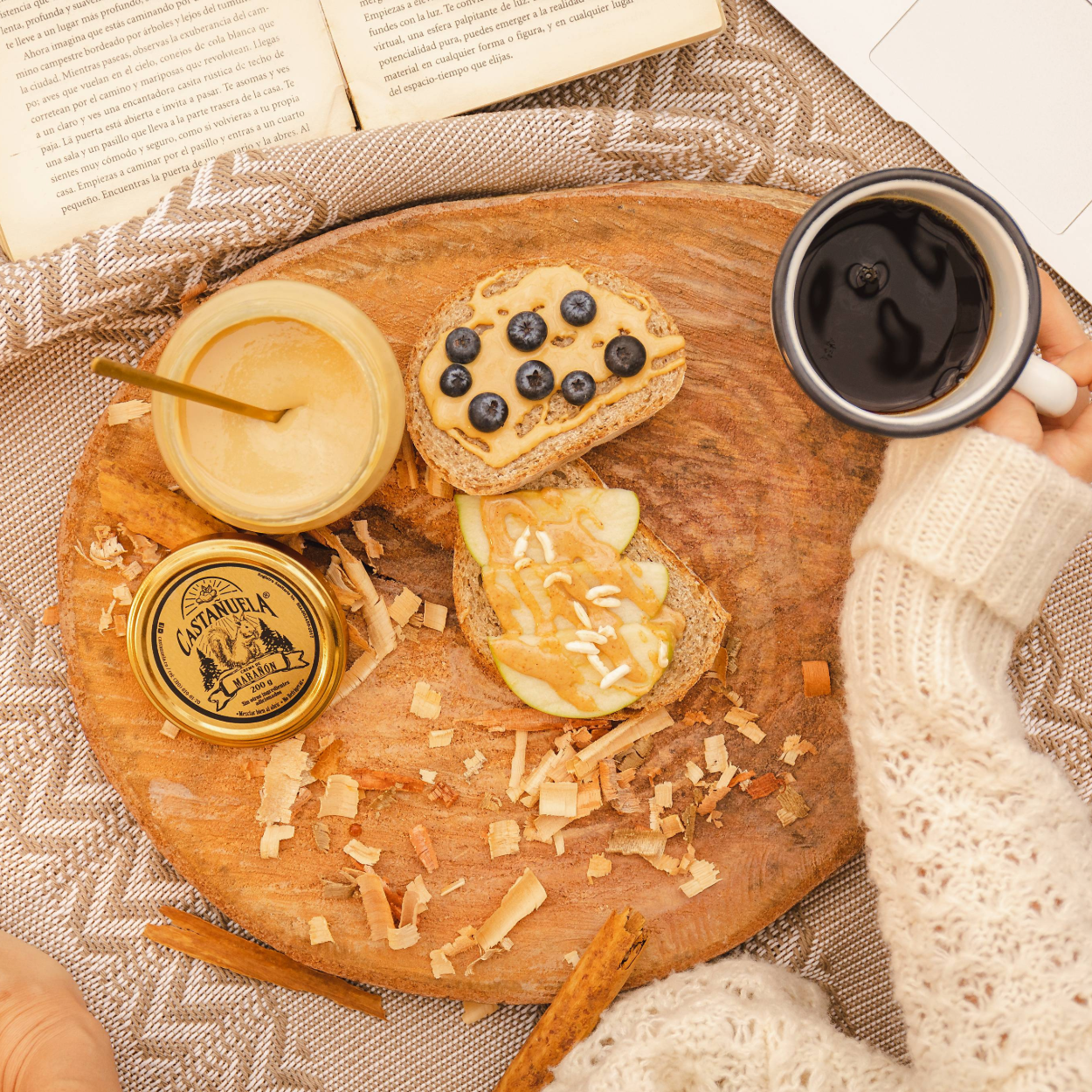 Crema de marañón Castañuela para desayuno acogedor con café y frutas, 100% natural