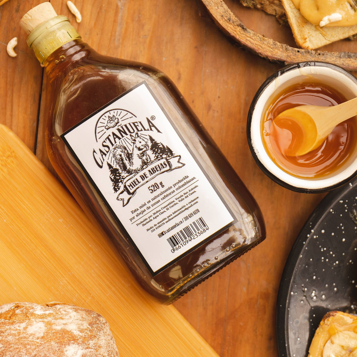 Miel De Abejas Castañuela 100% natural servida sobre pan, sin azúcar ni químicos