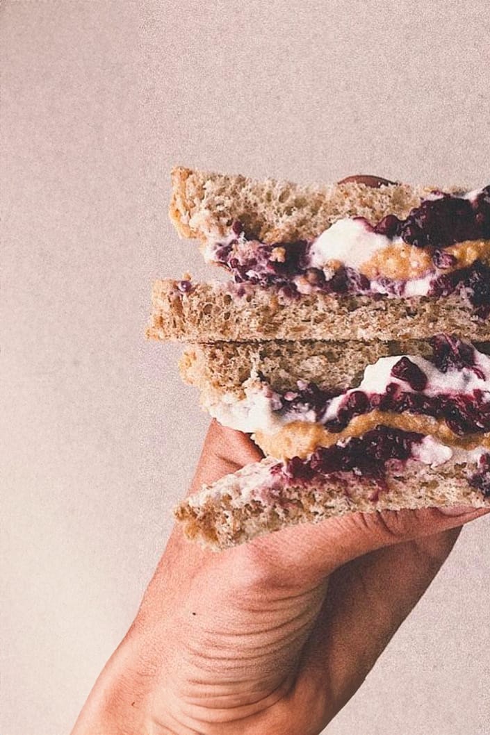 Sandwich de crema de maní con yogurt y mermelada