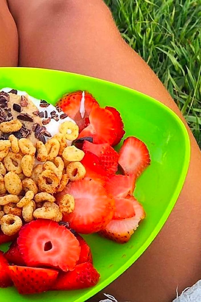 Bowl de yogurt con crema de marañón, fresas y nibs de cacao