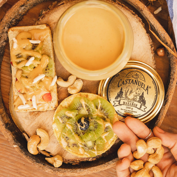 Crema de marañón Castañuela sobre tostadas con kiwi y marañones, sin azúcar ni químicos