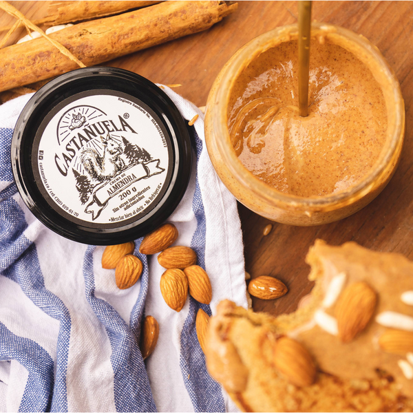 Crema de almendras Castañuela cremosa junto a almendras naturales, sin azúcar ni químicos
