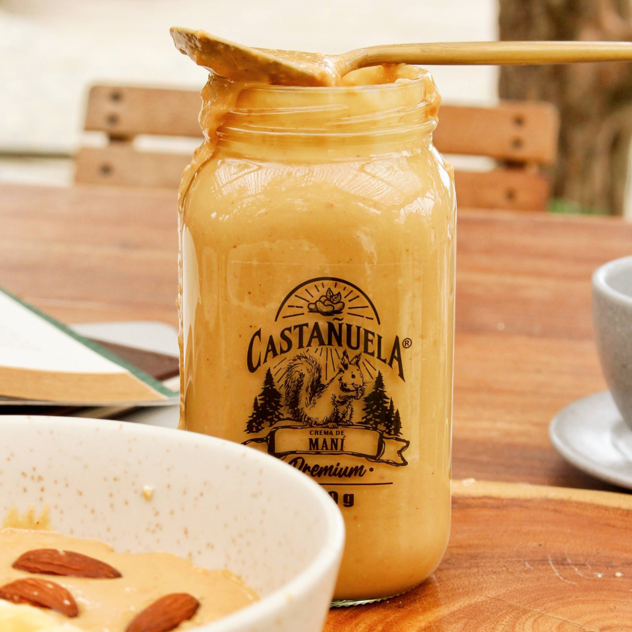 Crema de maní Castañuela cremosa sirviéndose con cuchara, 100% natural sin azúcar