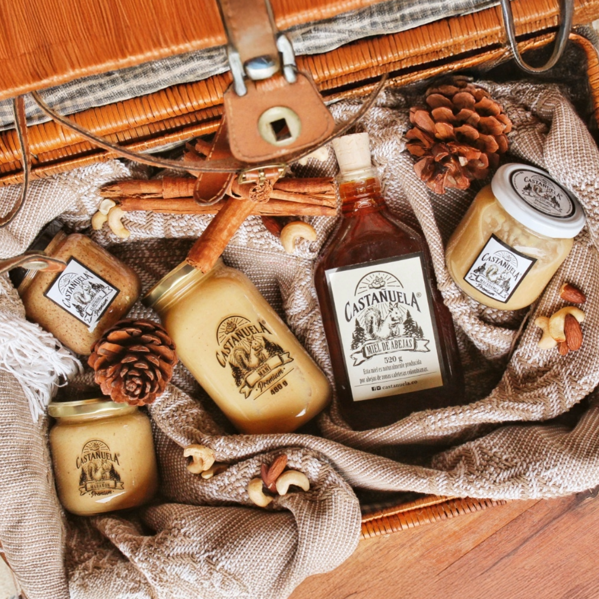 Picnic Box Castañuela: cremas de nueces y miel de abejas 100% naturales en canasta de picnic